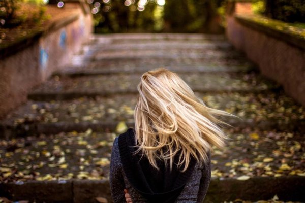 Полная блондинка со спины