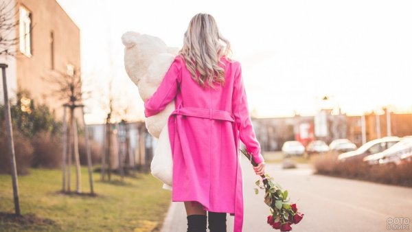 Блондинка на природе со спины