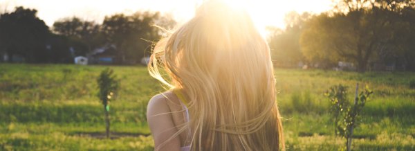 Русая девушка с цветами