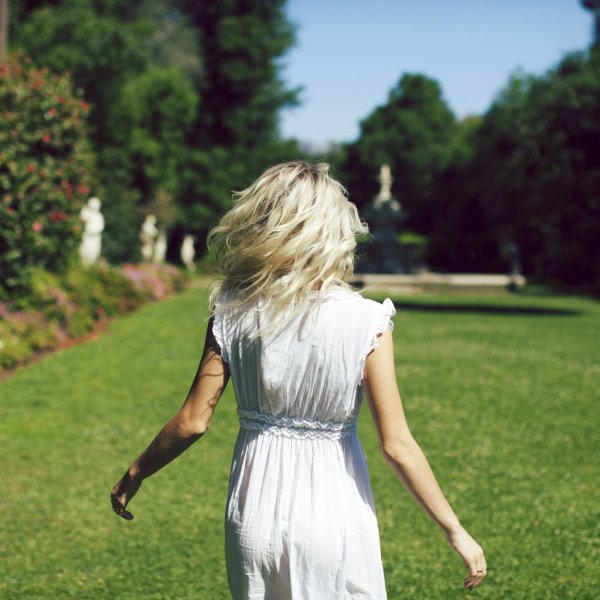 Женщина блондинка со спины