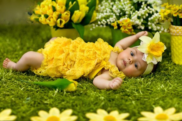 Малыш в цветах