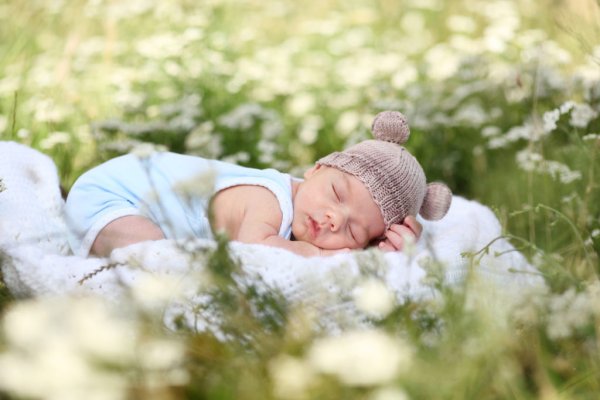 Младенец на природе