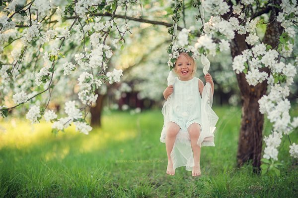 Фотосессия в яблоневом саду дети