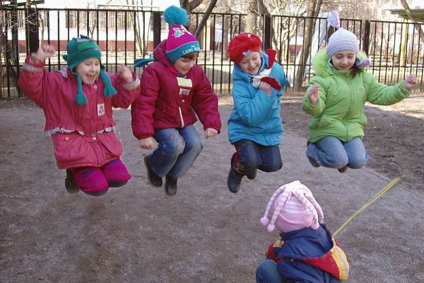 Дети на прогулке в детском саду