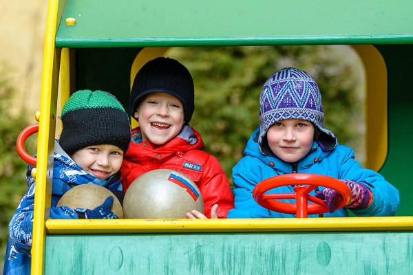 Дети на прогулке в детском саду