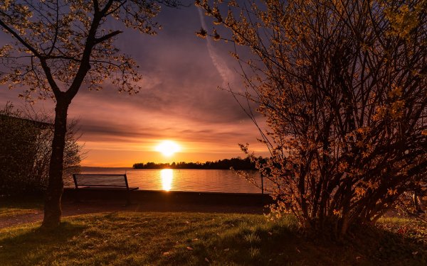 Осенний закат на реке