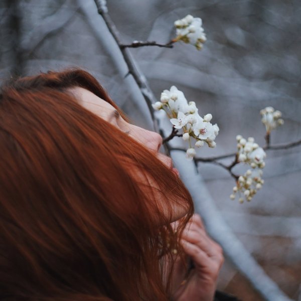 Весна девушка со спины