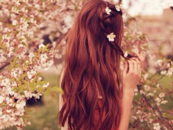 Девушка с цветком в волосах