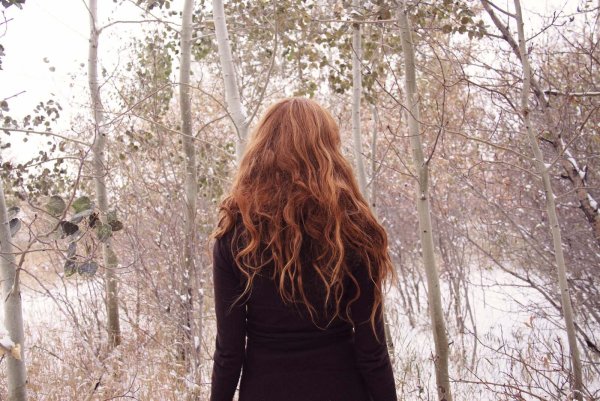 Девушка с короткими волосами со спины