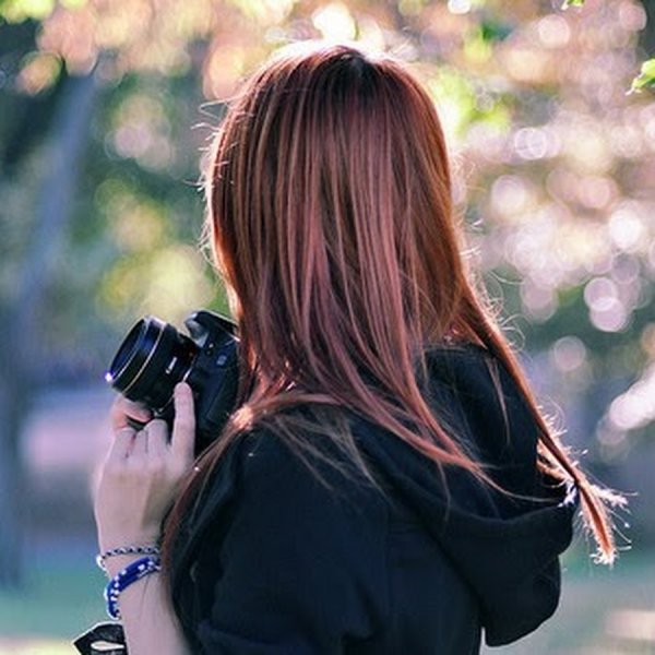 Брюнетка на качелях