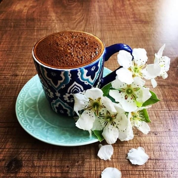 Чашка кофе и ромашки