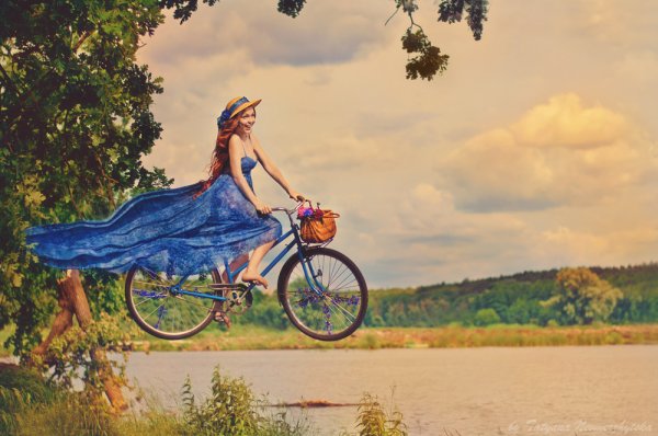 Женщина на велосипеде смешная