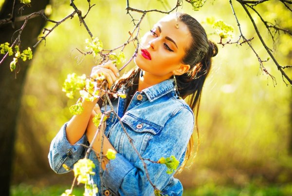 Девушка в джинсовой куртке