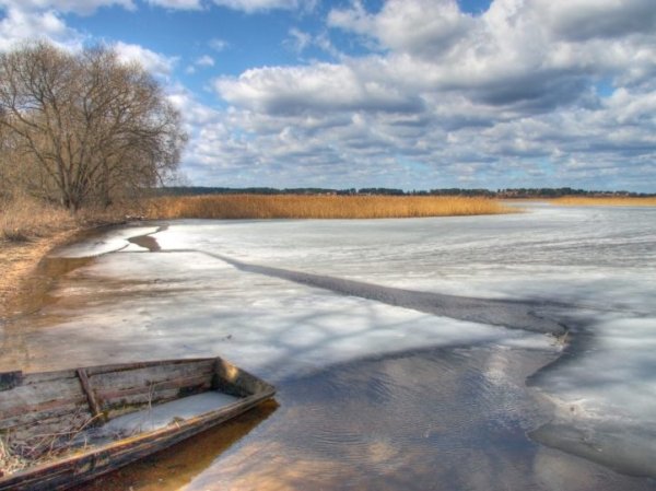 Весна водоем