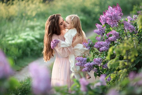 Весенняя фотосессия на улице мама и дочка