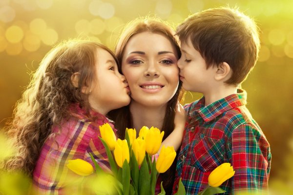Мама с дочкой в одуванчиках