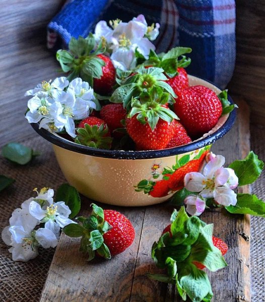 Клубника в вазе