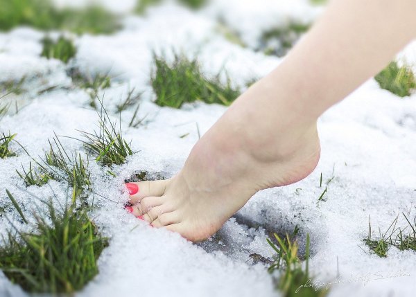 Босые ноги на снегу