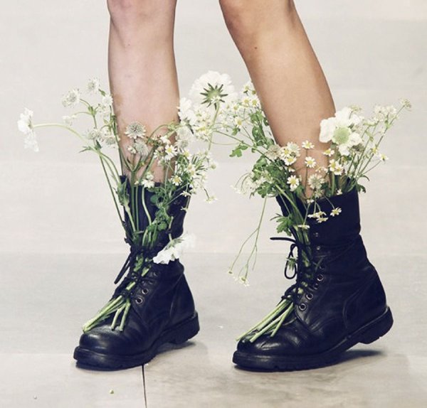 Женские ноги легкость