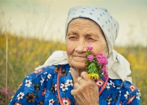 Деревенская старушка
