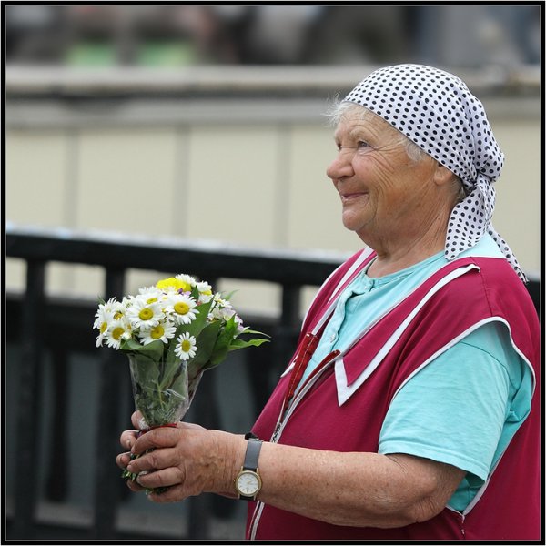 Старушка продает цветы