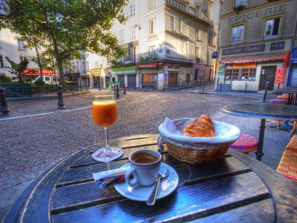 Столик в кафе