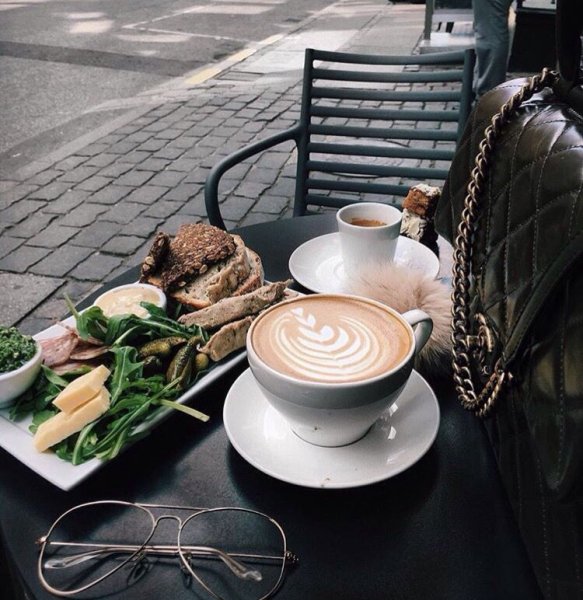 Чашка кофе на веранде