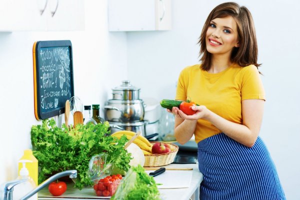 Салаты на столе вид сверху