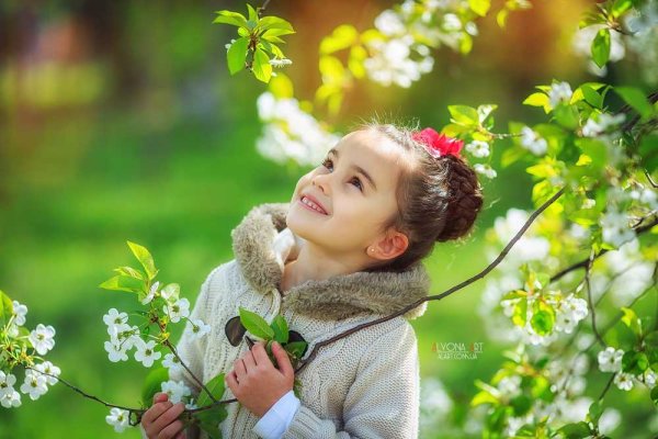 Дети с весенними цветами