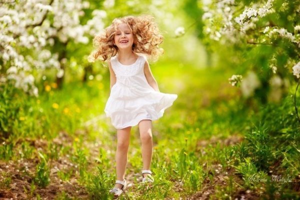 Дети в яблоневом саду