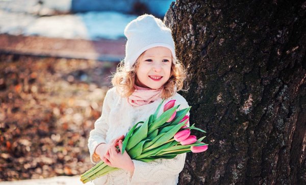 Девушка в цветущем саду