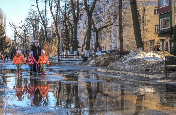 Весна в городе лужи