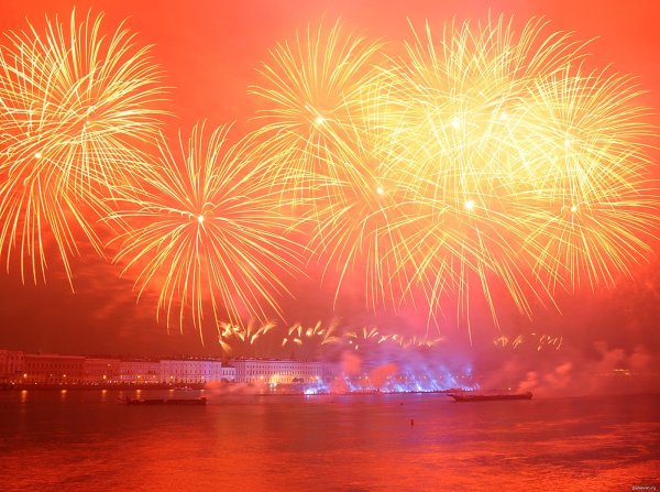 Фейерверк на Красном фоне