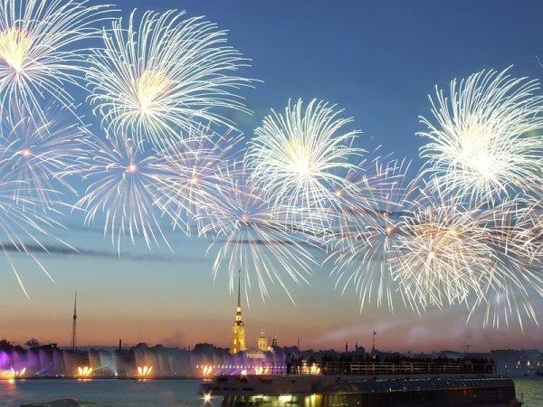 Фейерверк на голубом небе