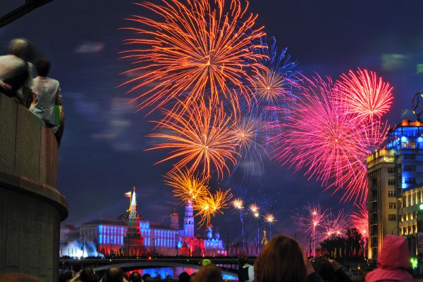 Небо с салютом днём