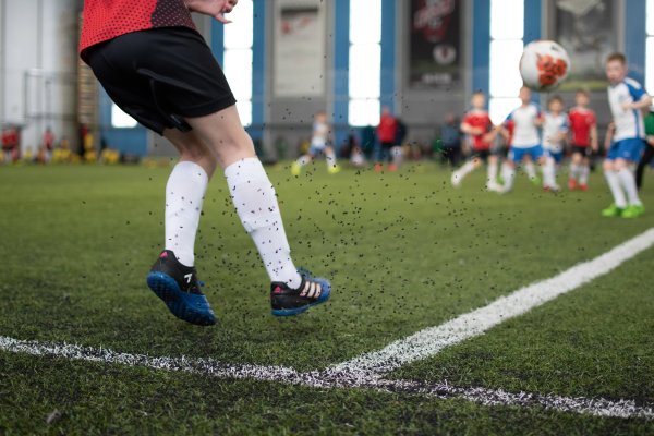 Футбольный мяч на газоне