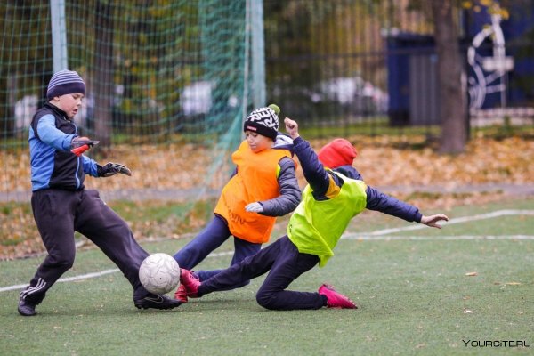 Дети на футбольном поле