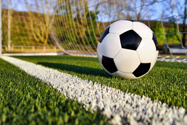 Весенний футбольный мяч