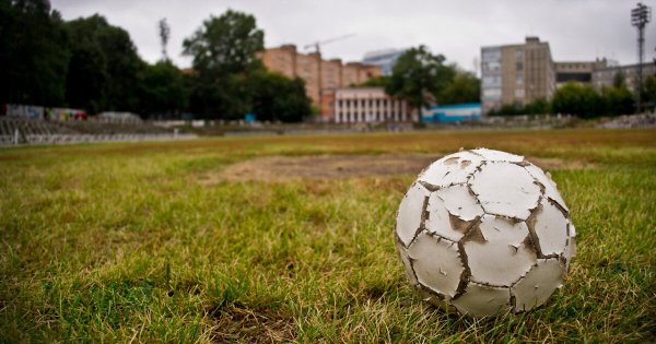 Дети играют в футбол на улице