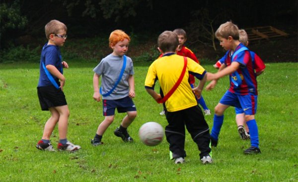 Мальчик с футбольным мячом