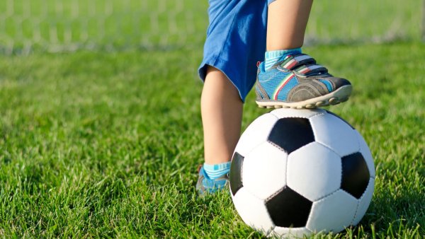 Футбольный мяч в сетке ворот