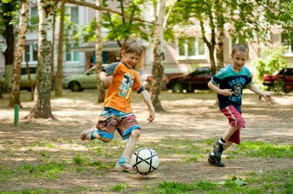 Дети играют в футбол