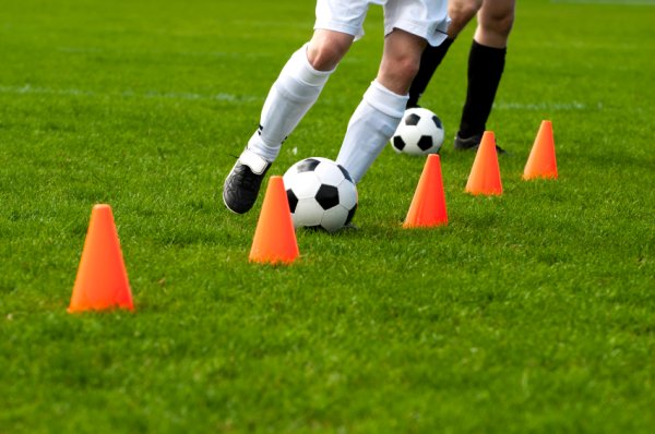 Футбольное поле в снегу