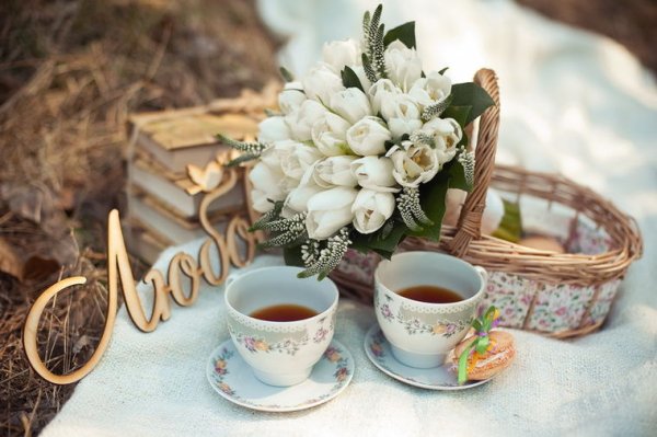 Чашка кофе и сирень