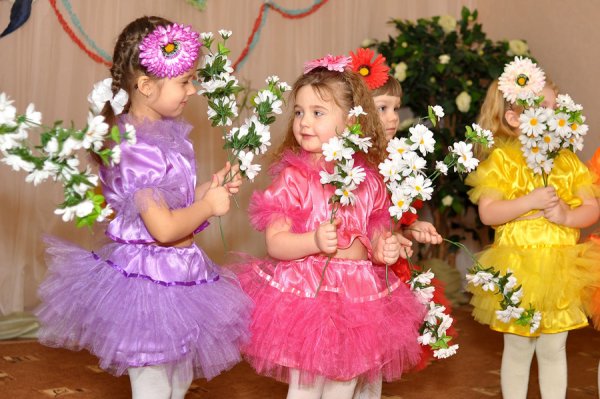 Прическа на утренник 8 марта в детский сад