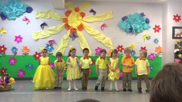 Воспитательница на утреннике в детском саду