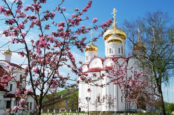 Весна в монастыре