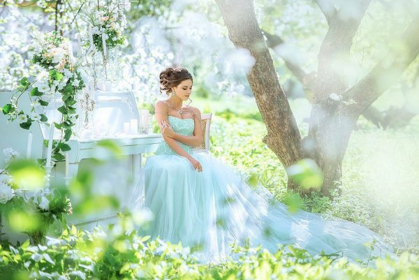 Девушка в венке