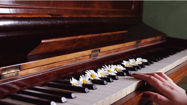 Пианино на красивом фоне