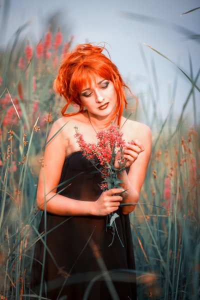 Рыжая девушка Весна